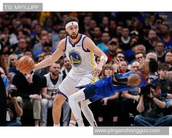 球迷怒火爆发季后赛赛场引发广泛热议引关注